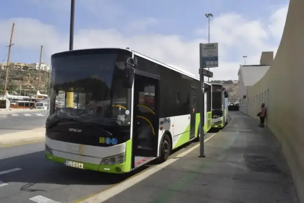 Autobusy na Malcie czekają na pasażerów. To część sprawnie działającej maltańskiej komunikacji miejskiej, która ułatwia zwiedzanie wyspy.