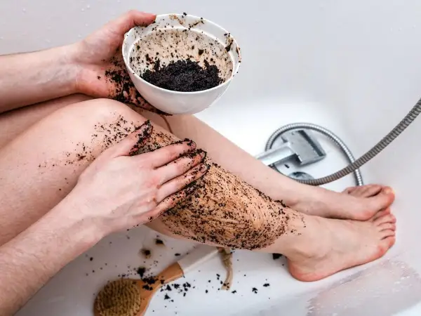 Jak zrobić peeling kawowy? Przepisy na gładką skórę i cellulit