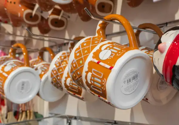 Tazas con diseño de casa de jengibre, como si un **flying tiger** las hubiera decorado.