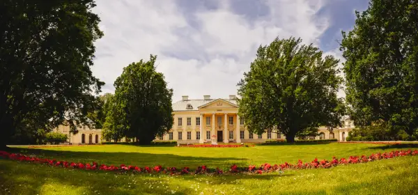Walewice: Pałac, konie i romans Marii Walewskiej odkryj!