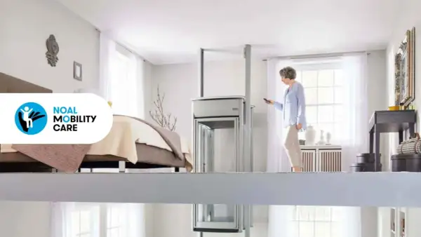 Donna usa un miniascensore più piccolo per muoversi comodamente tra i piani della sua casa.