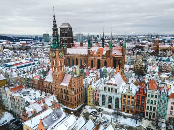 Zimowy widok na Gdańsk z Ratuszem Głównego Miasta i Bazyliką Mariacką. Wspaniałe, fajne miejsca w Gdańsku pokryte śniegiem.