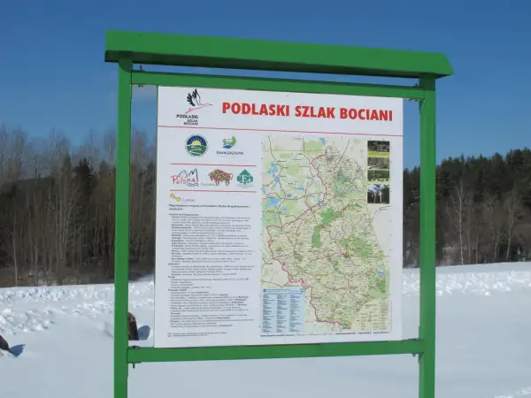 Mapa turystyczna z zaznaczonym szlakiem bocianim, prezentująca atrakcje Suwalszczyzny i Podlasia.
