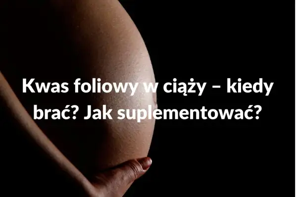 Brzuch kobiety w ciąży z napisem: Kwas foliowy w ciąży – kiedy brać? Jak suplementować?