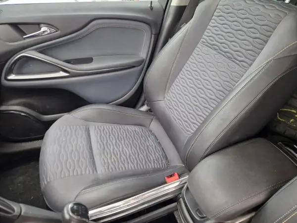 Wnętrze samochodu Opel Astra J: siedzenie z tapicerką i panel drzwi.