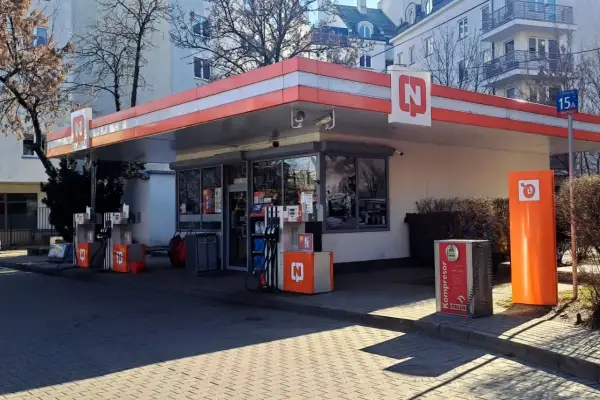 Stacja paliw z logo N. Widoczne dystrybutory paliwa, sklep i kompresor. CPN skrót od "Centrala Produktów Naftowych" to historyczna nazwa takich miejsc.