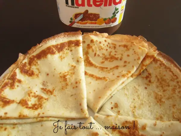 Délicieuses crêpes maison, parfaites pour 6 personnes. Un pot de pâte à tartiner Nutella est prêt à être dégusté avec cette pâte à crêpe classique.