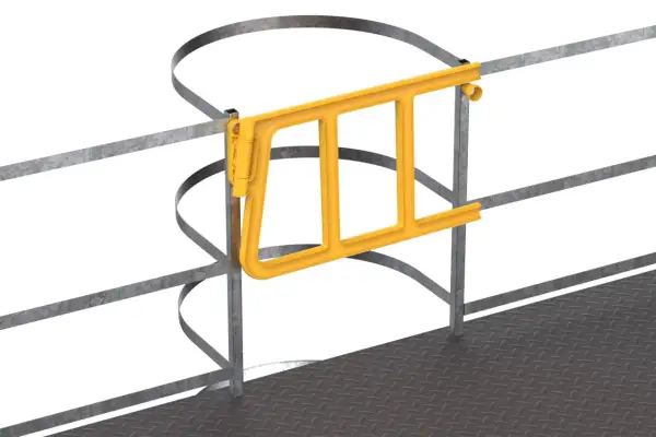 Żółta, metalowa bramka samozamykająca zamontowana na balustradzie przy wejściu na platformę roboczą.