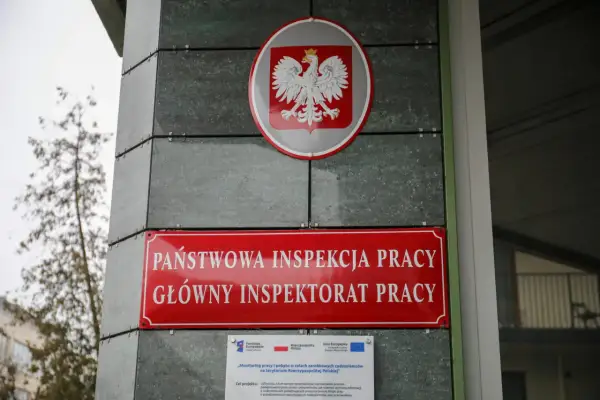 Tablica Państwowej Inspekcji Pracy. Wkrótce zmiany w prawie pracy 2026.