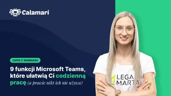 Kobieta w okularach uśmiecha się, prezentując webinar o funkcjach Microsoft Teams, które ułatwiają codzienną pracę.