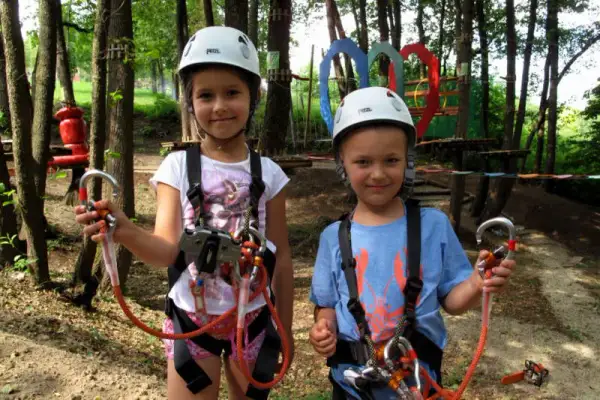 Park linowy Trąbki: rodzinna przygoda blisko Krakowa? Sprawdź!