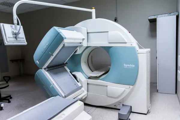 Nowoczesny aparat Symbia TruePoint SPECT-CT, gotowy do wykonania precyzyjnego badania.