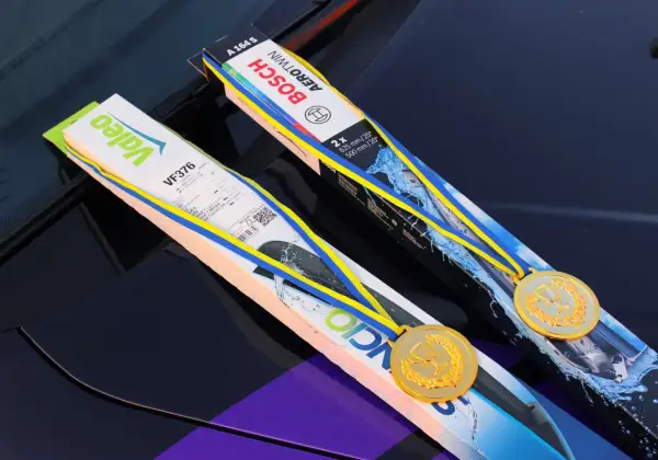 Två förpackningar med torkarblad, Valeo och Bosch, med medaljer. Vilka torkarblad ska jag ha?