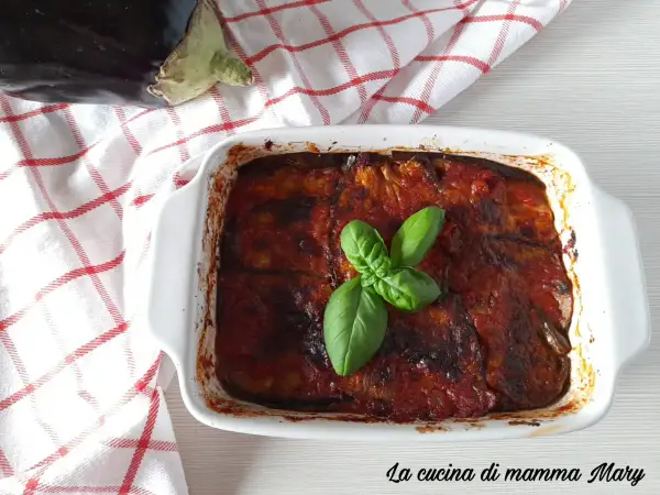 Parmigiana di melanzane non fritte, un piatto gustoso e leggero, pronto per essere servito.