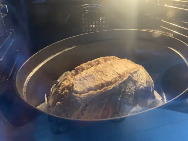 Pain doré en pleine cuisson dans une cocotte au four. La chaleur tournante ou pas, le résultat sera parfait !