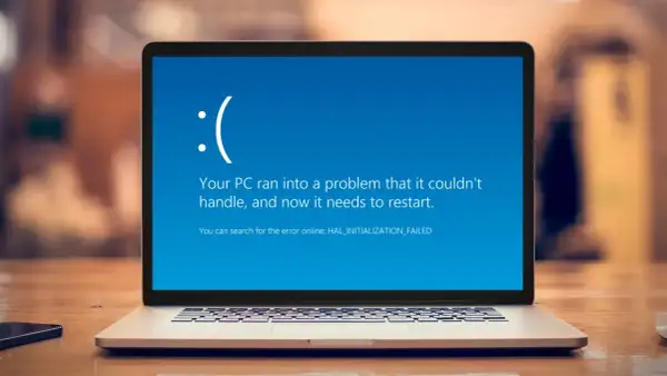 Laptop z niebieskim ekranem Windows 11, wyświetlającym komunikat o błędzie HAL_INITIALIZATION_FAILED.