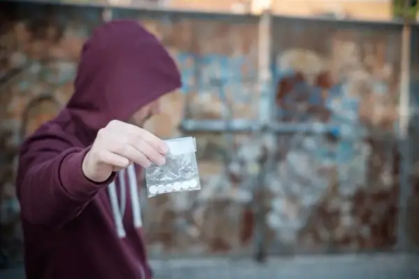 Czy bliska osoba bierze dopalacze? Rozpoznaj objawy i znajdź pomoc.
