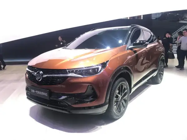 Nowy Buick Encore w miedzianym kolorze, prezentowany na wystawie.