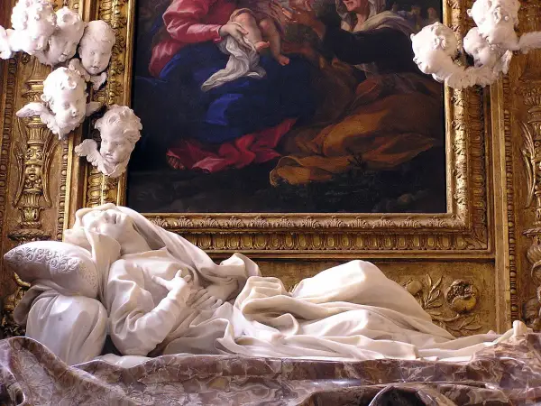 Scultura di Santa Ludovica in estasi, con angeli putti e un dipinto sullo sfondo.