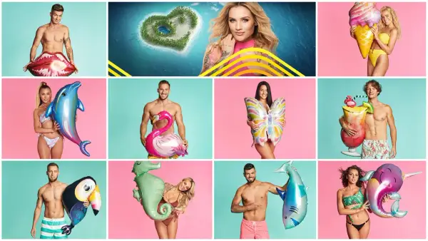 Uczestnicy Love Island 4 pozują z dmuchanymi zabawkami: ustami, delfinem, flamingiem, motylem, drinkiem, foką, papugą, rekinem i narwalem.