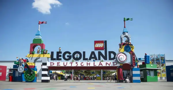 Brama wejściowa do Legoland Deutschland, ozdobiona klockami Lego i figurkami.