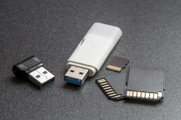 Akcesoria do transferu danych: pendrive, czytnik kart SD i karty pamięci. Dowiedz się, jak uruchomić czytnik kart SD w laptopie.