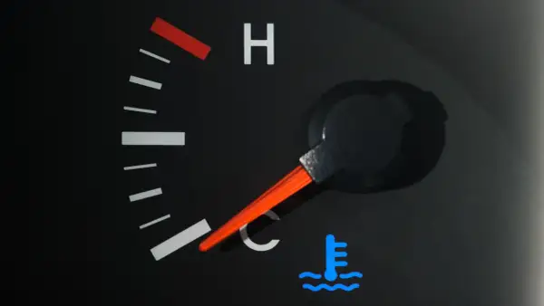 Le voyant bleu de la voiture indique que le moteur est froid. L'aiguille du thermomètre est basse, signe que la température est idéale pour démarrer.