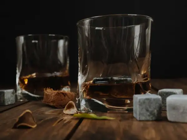 Kamienie do whisky czy warto? Poznaj ich zalety i wady