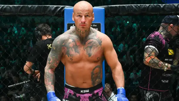 Artur Szpilka w klatce KSW, z imponującymi tatuażami. Jego majątek budowany jest na sukcesach w sportach walki.