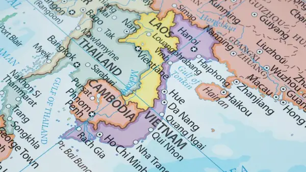 Mapa pokazuje południowo-wschodnią Azję. Widać tu Tajlandię, Laos, Kambodżę i Wietnam. Wietnam leży na wschodnim wybrzeżu Półwyspu Indochińskiego.