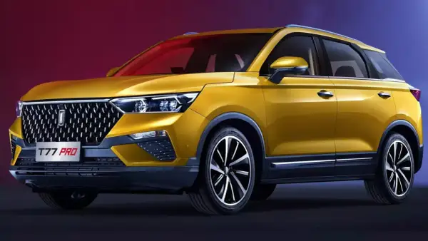 Żółty Bestune T77 PRO z chromowanym grillem i felgami, prezentujący nowoczesny design SUV-a.