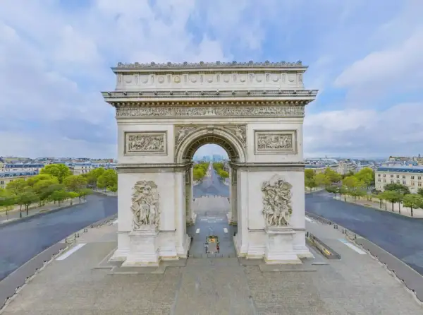 Paris's triumfbågen reser sig majestätiskt med sina detaljerade skulpturer. En tom Champs-Élysées sträcker sig mot horisonten under en molnig himmel.