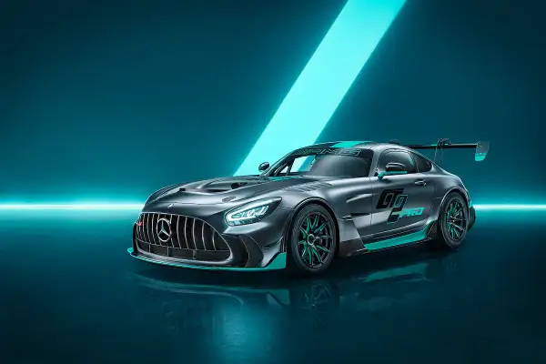 Szary Mercedes-AMG GTR Pro z turkusowymi akcentami i dużym skrzydłem, gotowy do wyścigu.