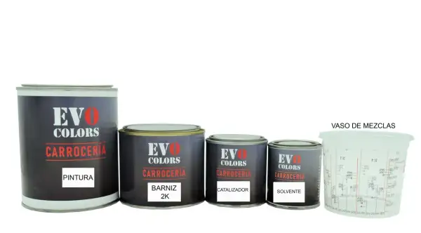 Latas de pintura bicomponente para carrocería: pintura, barniz 2K, catalizador y solvente, junto a un vaso de mezclas.