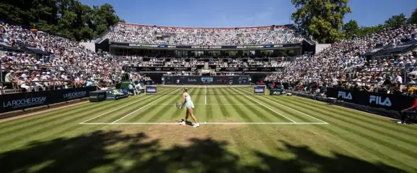Tennisspielerin im Steffi-Graf-Stadion beim WTA Berlin Open. Volle Tribünen und Sonnenschein.