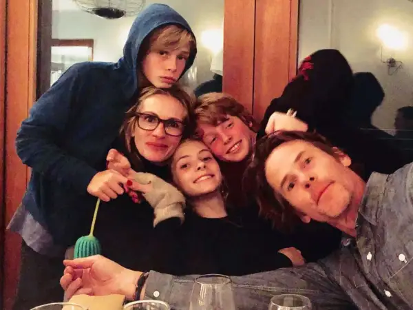 Julia Roberts med sina barn och make. En glad familj samlad för en mysig stund.