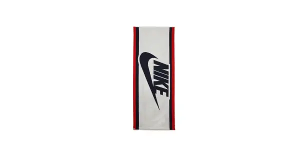 Biały ręcznik Nike z granatowym logo i czerwono-granatowymi paskami po bokach. Idealny na trening.