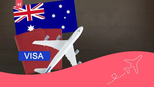 Avión de juguete sobre pasaportes y bandera australiana, listo para tu visa de work and holiday Australia.