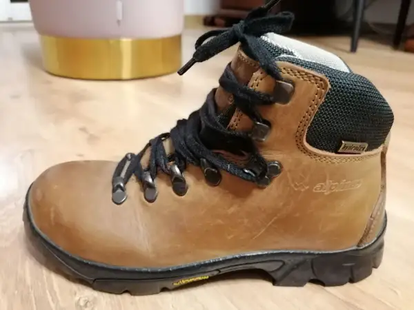 Brązowe buty trekkingowe damskie Alpinus, gotowe na górskie wyzwania.