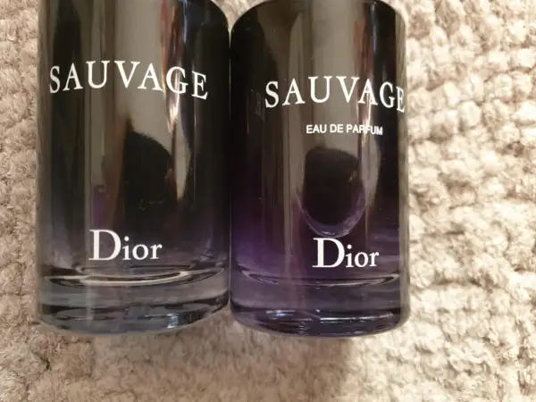 Dwa flakony Dior Sauvage Parfum 100ml na puszystym tle.