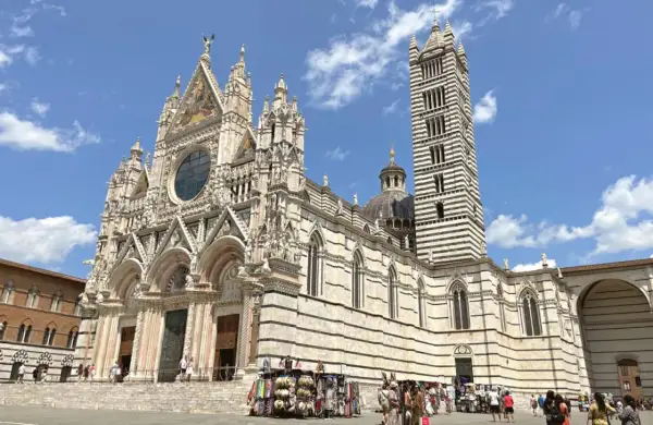 Il Duomo di Siena, con la sua imponente facciata e il campanile a strisce, è un must per chi cerca cosa vedere a Siena.