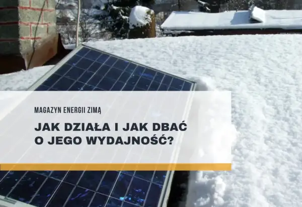 Panel słoneczny na dachu pokrytym śniegiem, symbolizujący niezależność energetyczną off grid zimą.