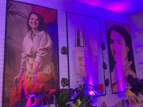 Plakaty reklamowe z kobietami i kosmetykami. Na jednym z nich widać serum z napisem protinol co to jest, kluczowy składnik odmładzający.