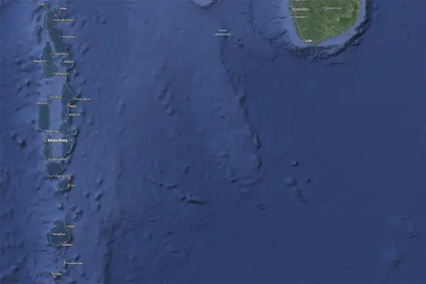 Archipelag Malediwy, gdzie znajdują się malediwy, rozciąga się na Oceanie Indyjskim, na południowy zachód od Sri Lanki.