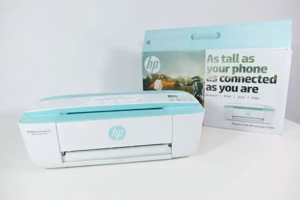 Drukarka HP DeskJet Ink Advantage 3785 i jej pudełko. Dowiedz się, jak drukować z telefonu na drukarce HP DeskJet.