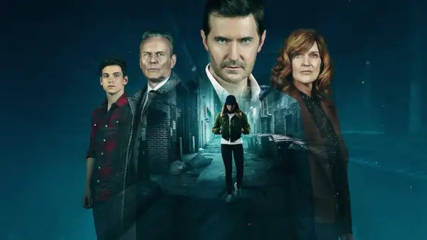 Fyra personer, inklusive en ung man och en kvinna i en gränd, i en mörk och mystisk stil som påminner om Harlan Coben serier.