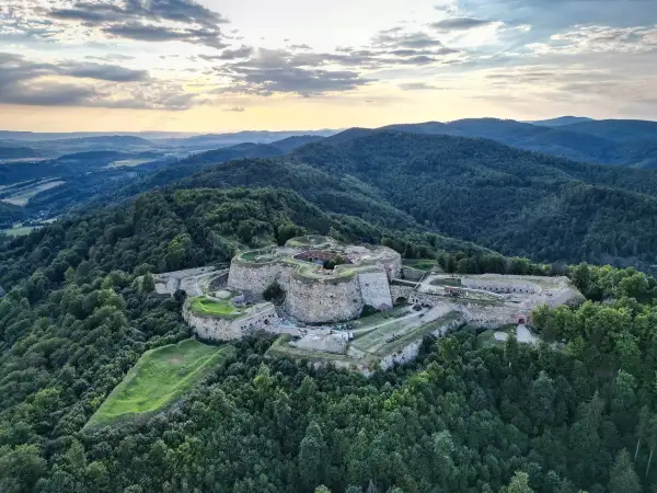 Góry Sowie: Tajemnice, szlaki i Projekt Riese przewodnik