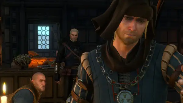 Geralt z Rivii w tle, podczas gdy dwaj mężczyźni w strojach z epoki omawiają spisek w Wiedźminie 3.
