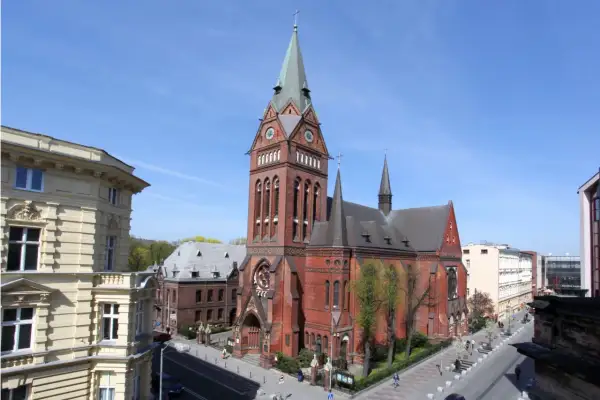 Imponująca ceglana bazylika, serce parafii Pamięcin, góruje nad miejskim krajobrazem.