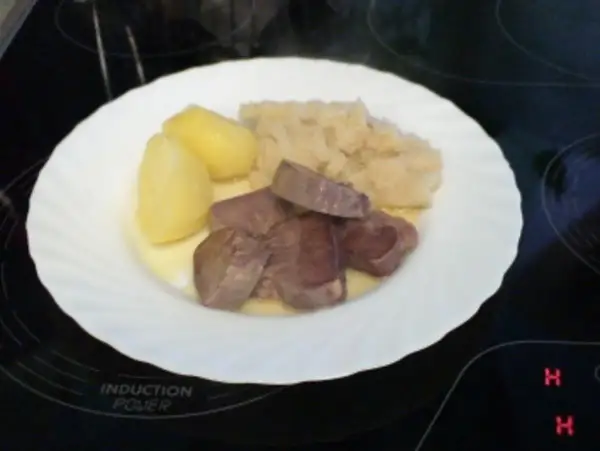Sonntagsbraten mit Kartoffeln und Sauerkraut. So lecker, das ist, was ich am Sonntag koche!